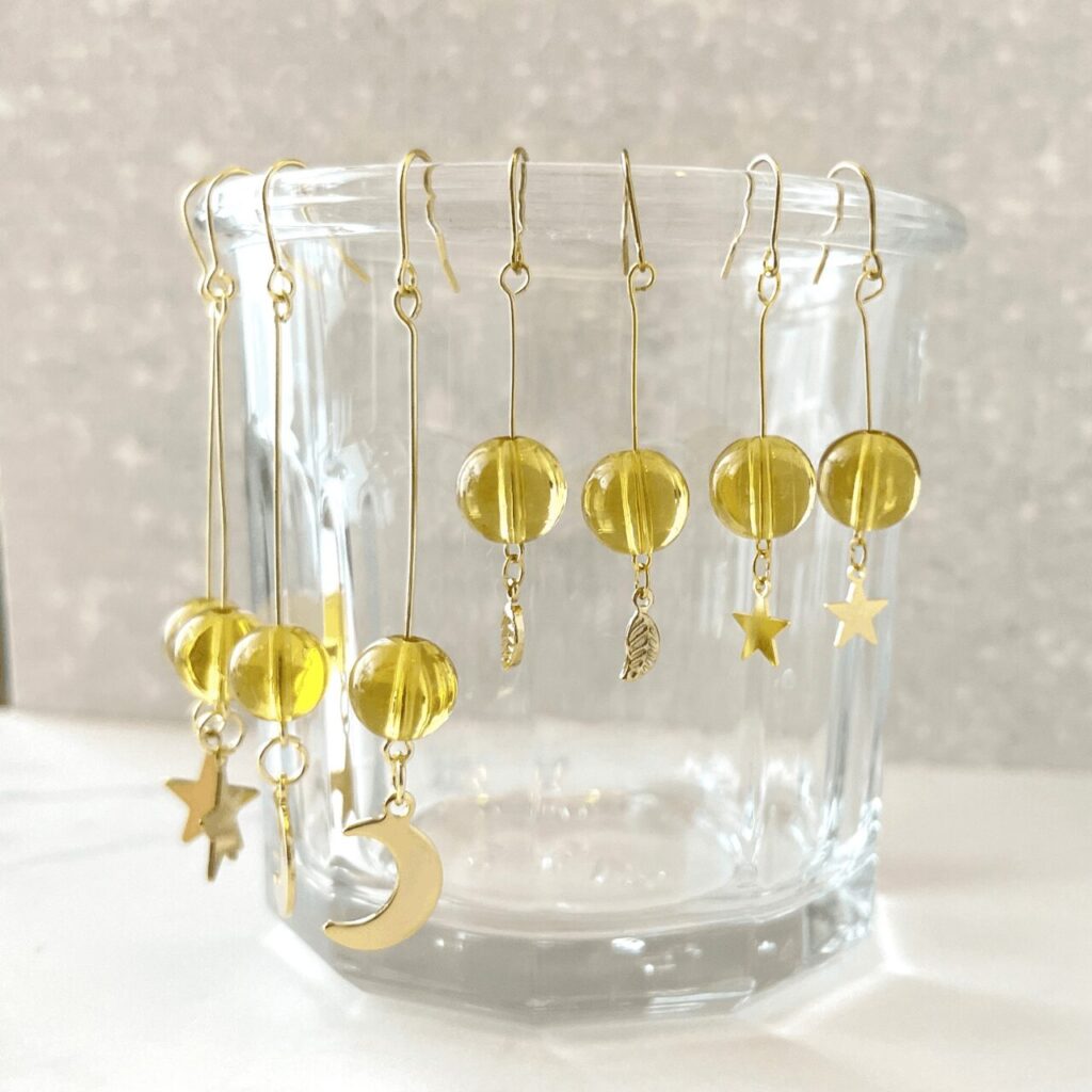 ガラス容器にシトリンピアスがぶら下がっている