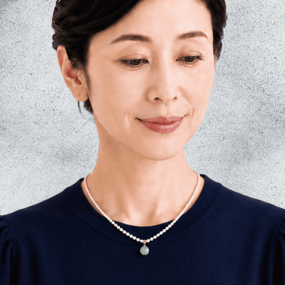 淡水パールのネックレスをつけたニット姿の女性
