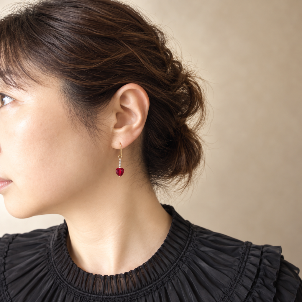 ハートのピアスを付けた女性